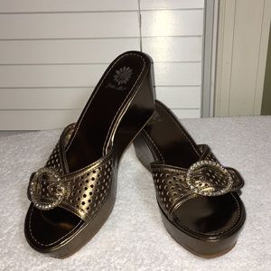 Yellow box wedge Sandler’s